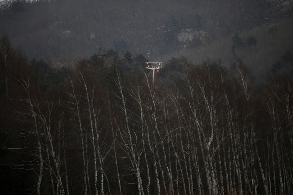 L'aspecte fantasmagògric predomina a les instal·lacions abandonades de l'estació d'esquí Alps Ski Resort, a Corea del Sud, tancat des del 2006.