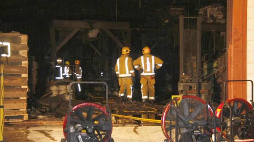 Los bomberos atajaron el fuego con rapidez y evitaron que se propagara a las dos naves colindantes.