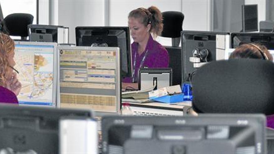 Operadores telefòniques atenen trucades en el servei d’emergències del 112.