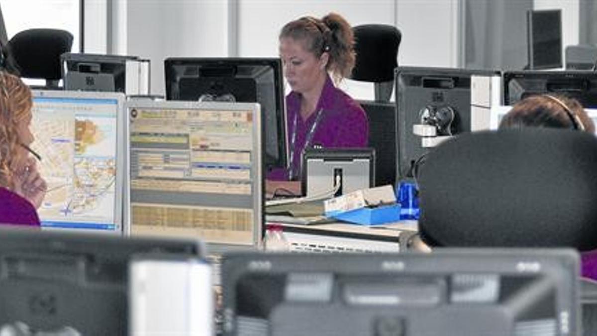 Operadoras telefónicas atienden llamadas en el servicio de emergencias del 112.