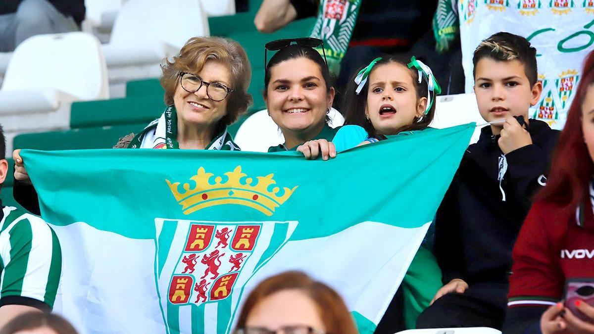 Aficionados en la grada de El Arcángel durante el partido ante el Villanovense.