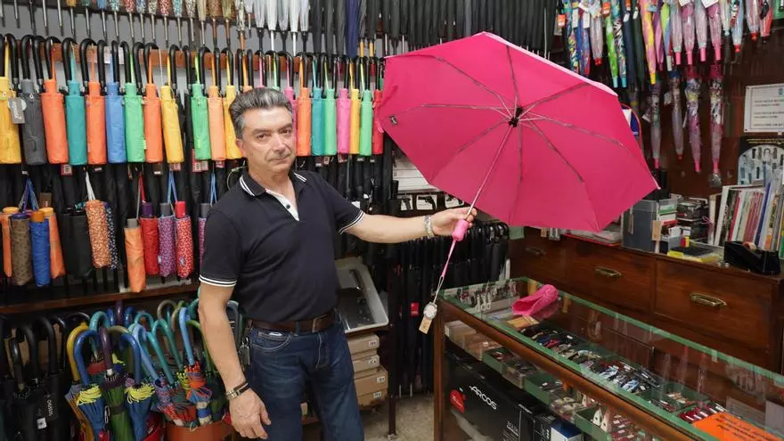 La historia de la Paragüería y Cuchillería Rodríguez: 500 paraguas en un local de 30 m² en Vigo
