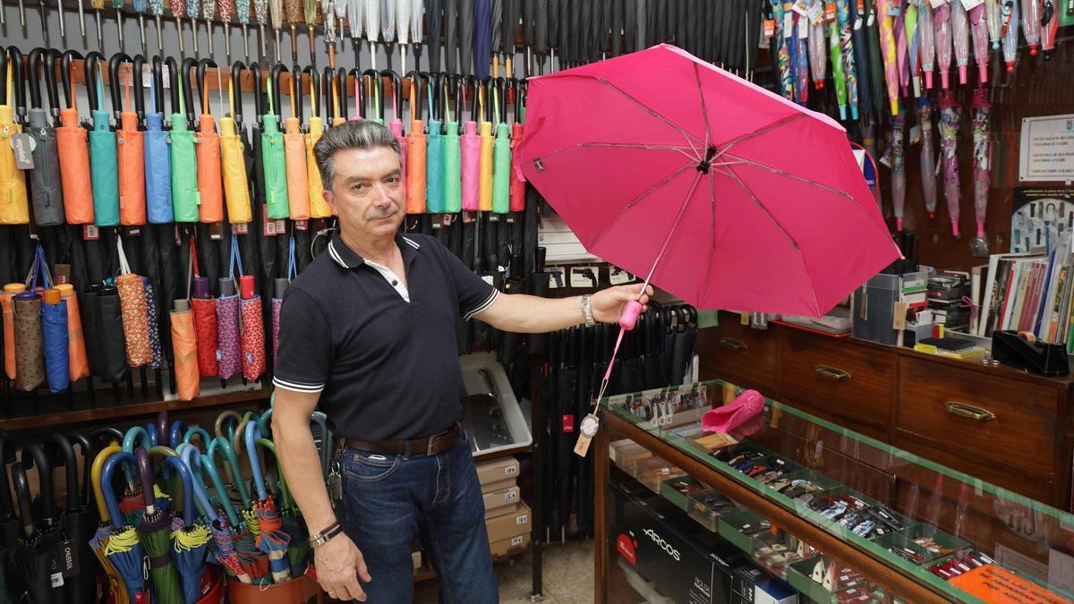 500 paraguas en 30 m²: seis décadas de los Rodríguez en Vigo