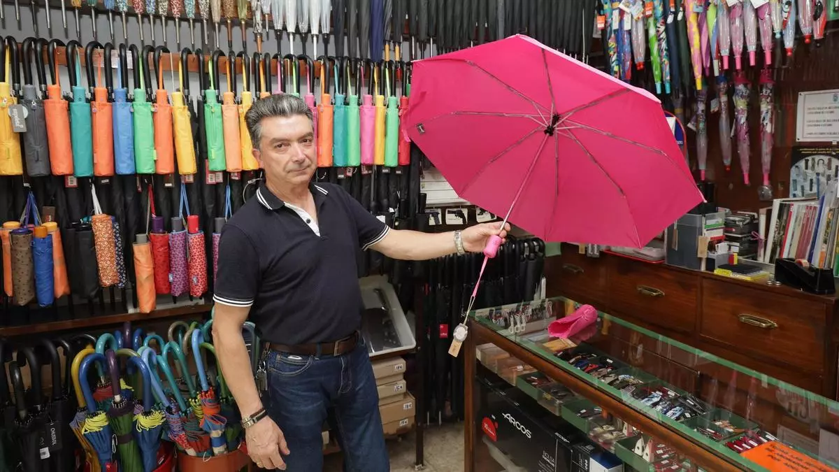 500 paraguas en 30 m²: seis décadas de los Rodríguez en Vigo