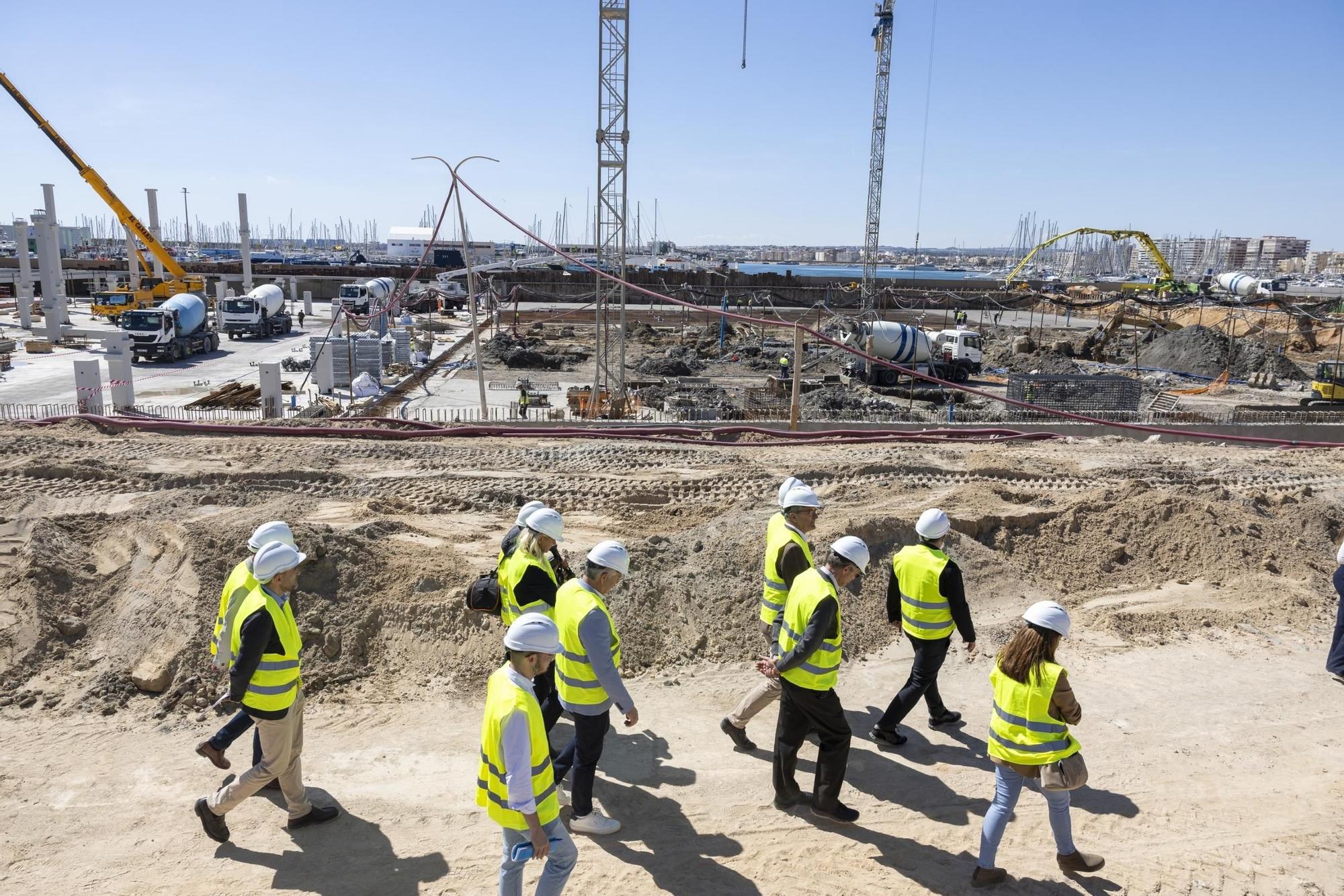 Visita a las obras de la nueva zona de ocio del puerto del director general de Puertos, el alcalde y el gerente de la empresa concesionaria