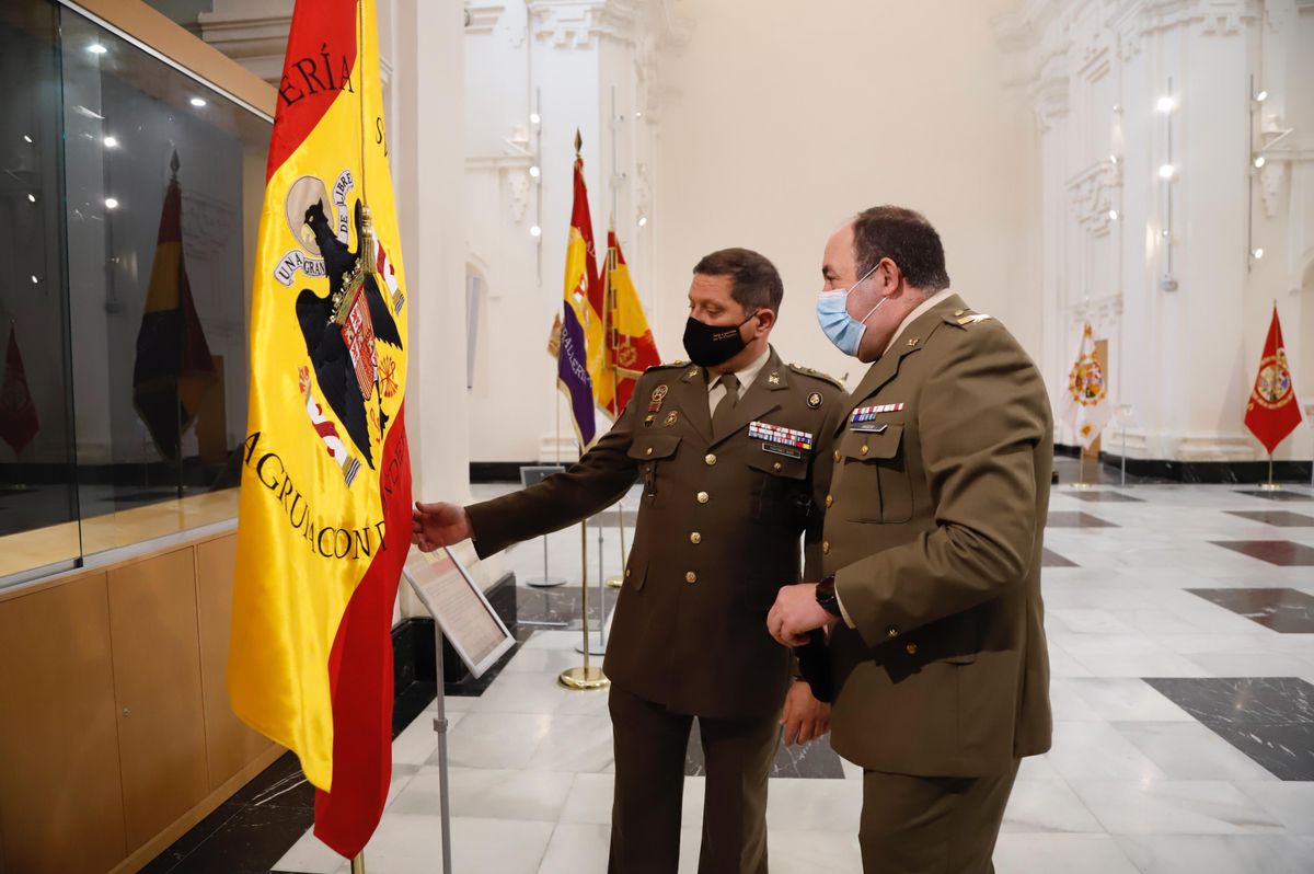 Bandera franquista, una de las 21 insignias expuestas.