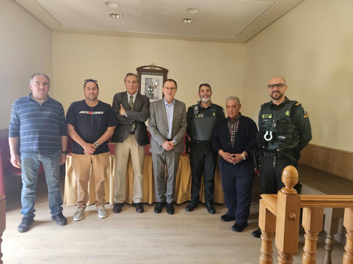 Autoridades y miembros de la Guardia Civil posan tras la reunión de trabajo.