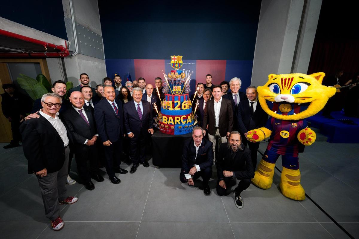 Representantes de toas las secciones azulgranas celebraron el 126 aniversario del club en el palco