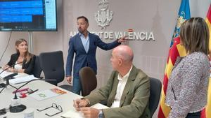 Juan Manuel Badenas coloca una bandera de España sobre el acento de València.