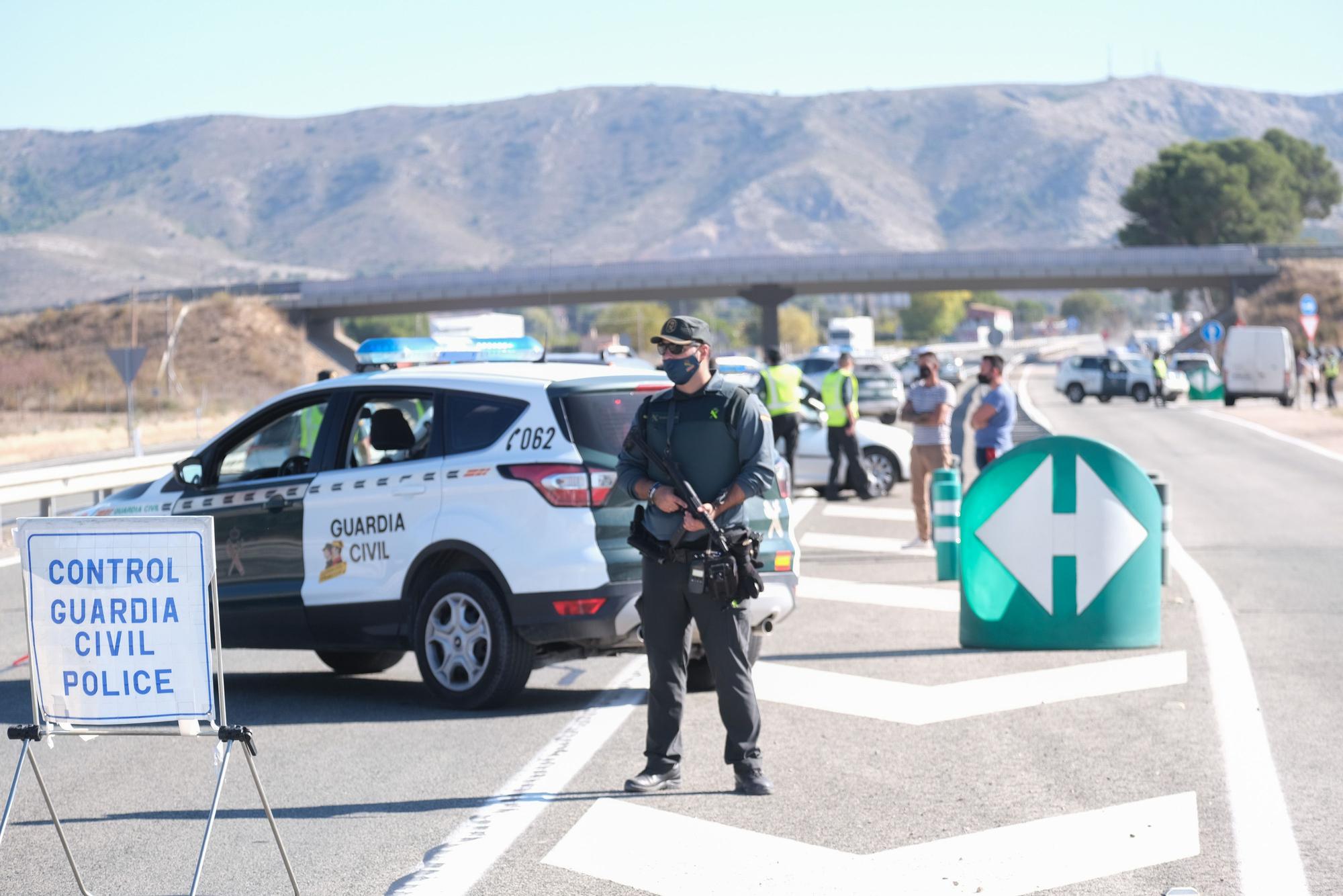 Controles en la autovía tras el cierre perimetral de la Comunidad Valenciana