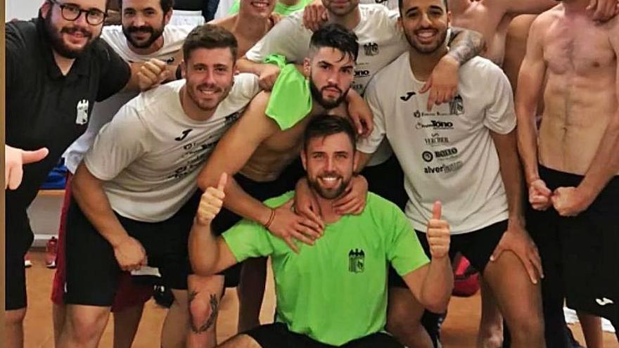 Los jugadores del Benifairó celebran su último triunfo | UE BENIFAIRÓ