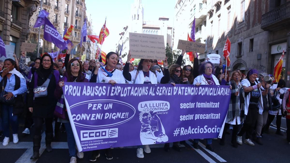 Capçalera de la manifestació de les treballadores del SAD.