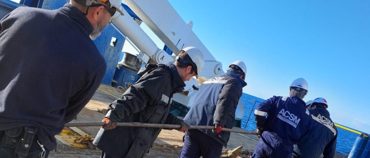 Trabajadores de ACSM retirando parte del cableado.