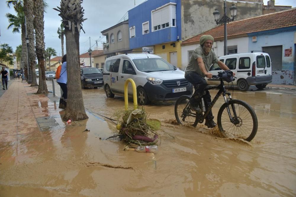 Los vecinos tratan de limpiar sus casas y las calles