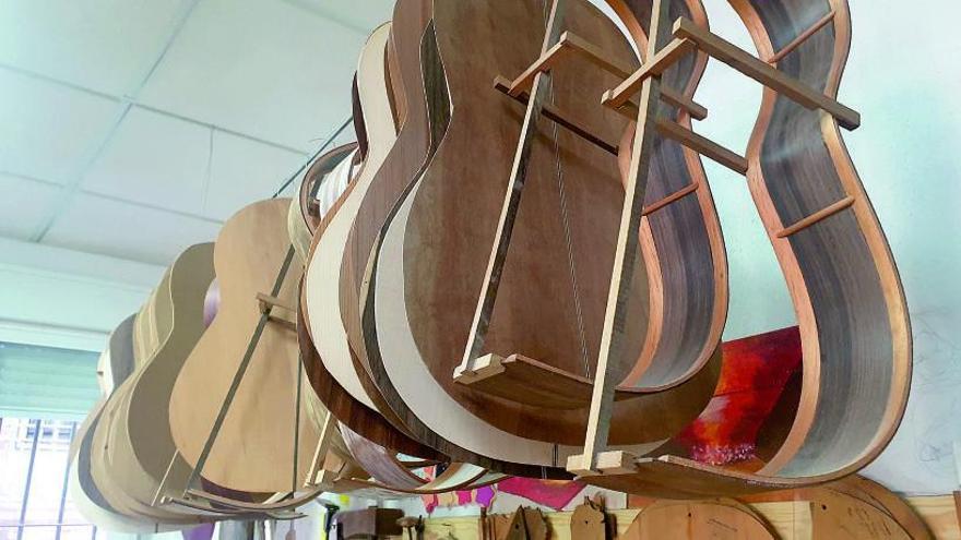 Detalles de algunas piezas de madera que se utilizan para componer las guitarras.