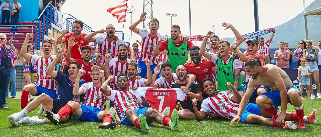 Los jugadores del Don Benito celebran la permanencia en el césped del estadio Camilo Cano de La Nucía.