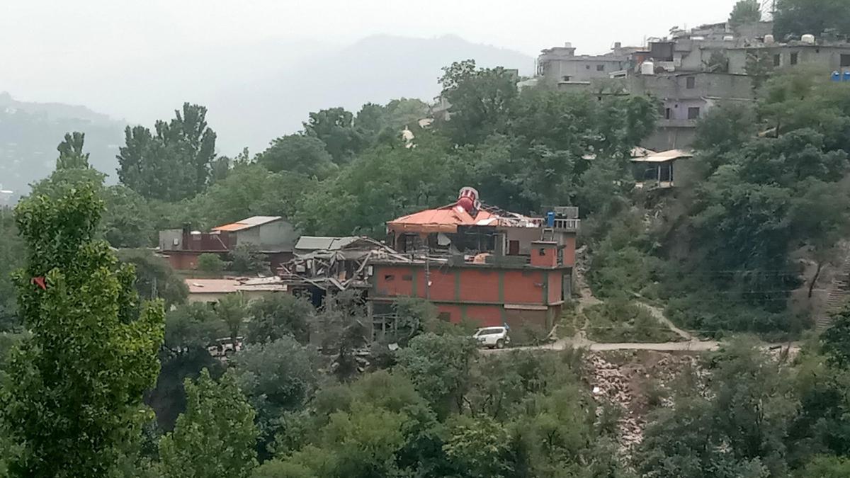 Edificio dañado por un ataque indio en Muzaffarabad, Pakistán