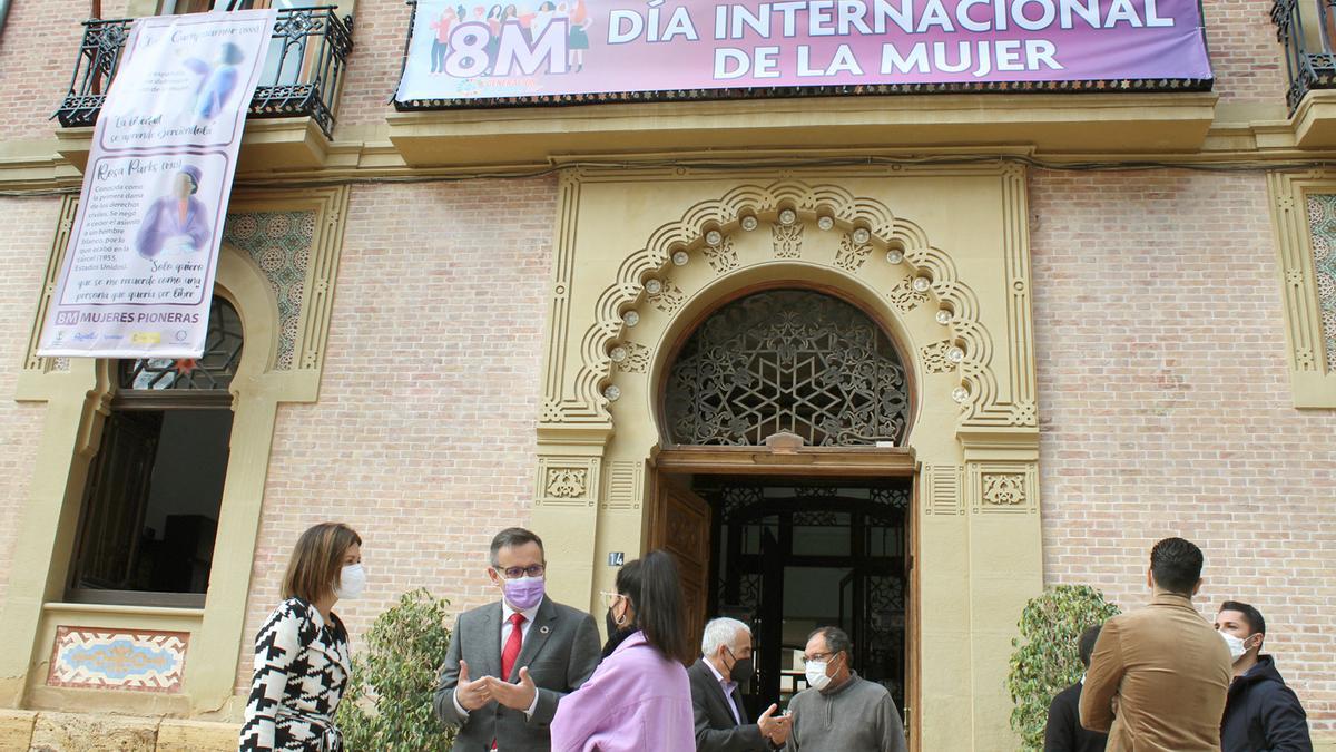 Ayuntamiento de Águilas | Los edificios emblemáticos ‘se visten’ de mujeres que rompieron barreras