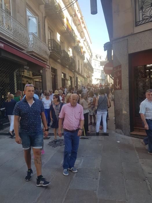 Miles de personas acompañan a la imagen del Cristo de la Victoria de Vigo en su travesía por las calles del centro de la ciudad.