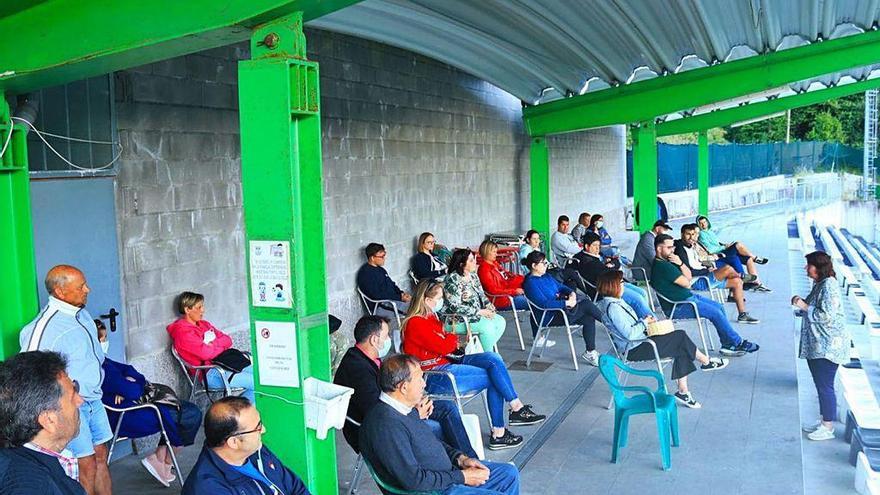 Un momento de la asamblea celebrada el lunes en el campo de A Graña.