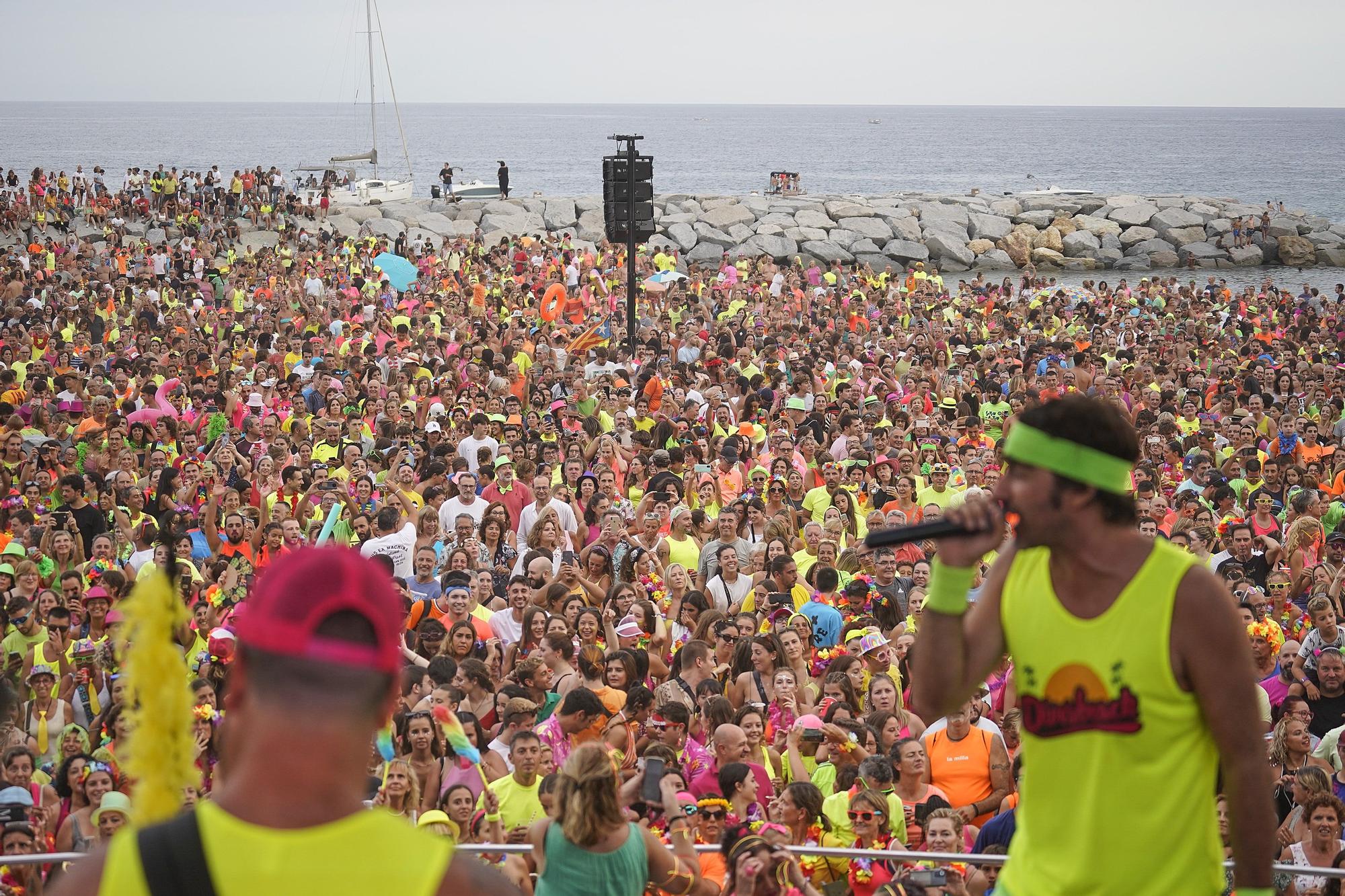 Milers de persones revolucionen Sant Antoni amb la Diverbeach