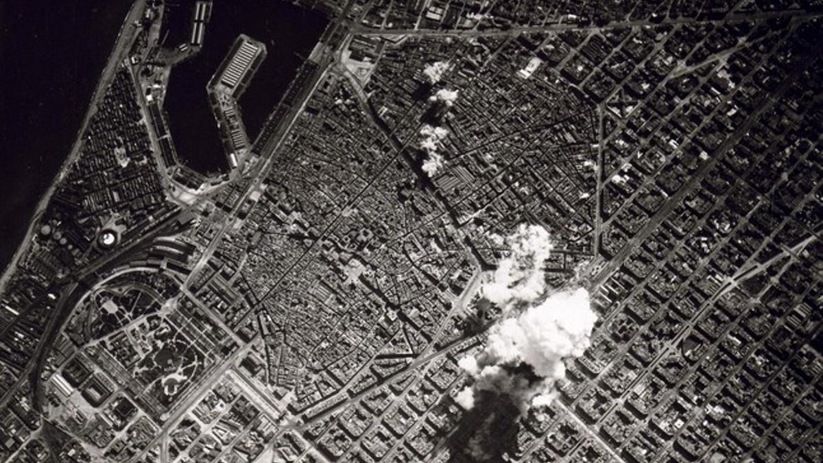 Fotografía tomada desde un avión italiano en la que se observa la explosión de un camión de explosivos junto al Coliseum.