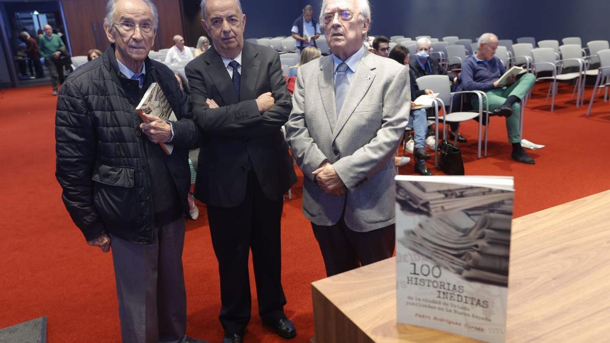 Juan de Lillo, Pedro Rodríguez Cortés y Evaristo Arce, ayer, en el Club Prensa Asturiana de LA NUEVA ESPAÑA.   Miki López