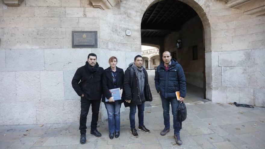 Juan Carlos Lorenzo, Rocío Martínez, Daviu Sánchez e Ismael Alonso, de USO, ayer frente a la Audiencia.