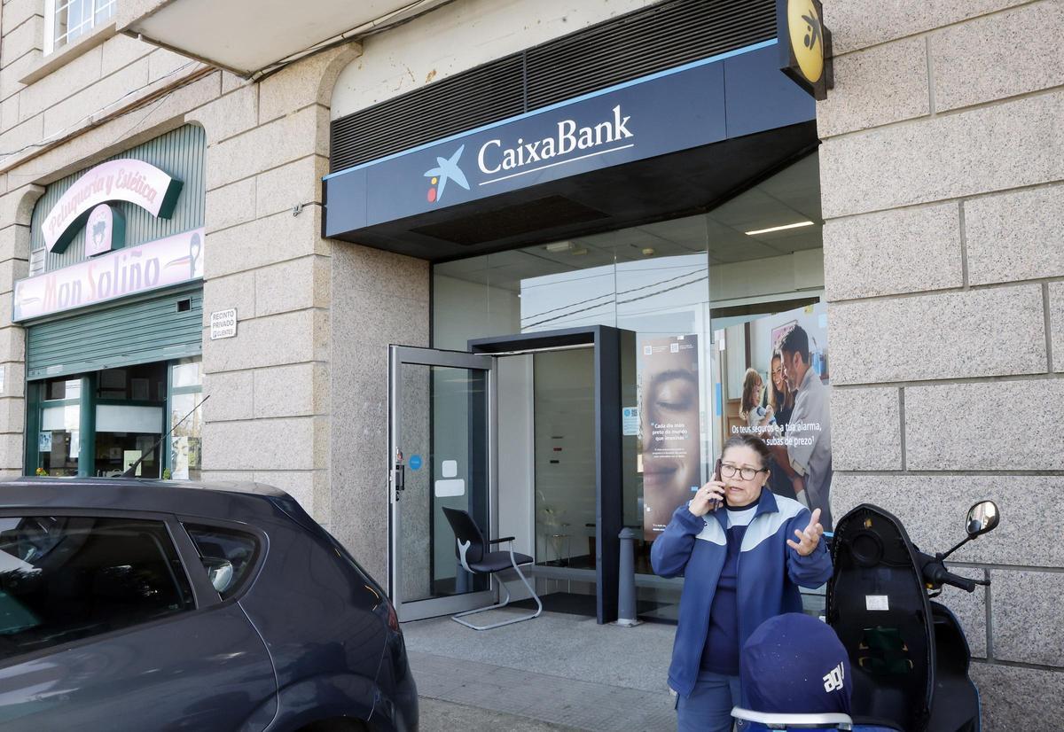 Vista de la sucursal bancaria de Caixabank atracada en octubre en Beade.