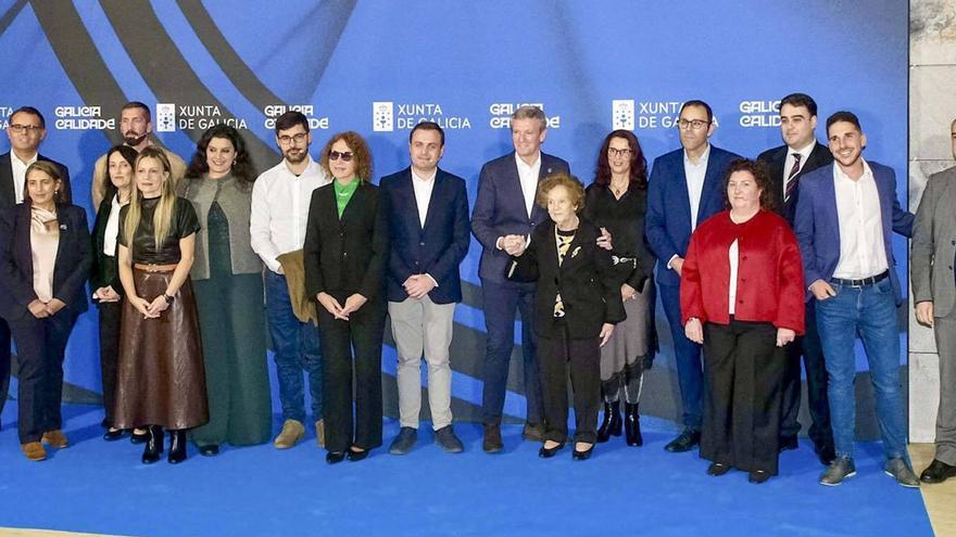 Rueda con los 16 gallegos invitados a participar en el acto celebrado en la Cidade da Cultura. | Jesús Prieto