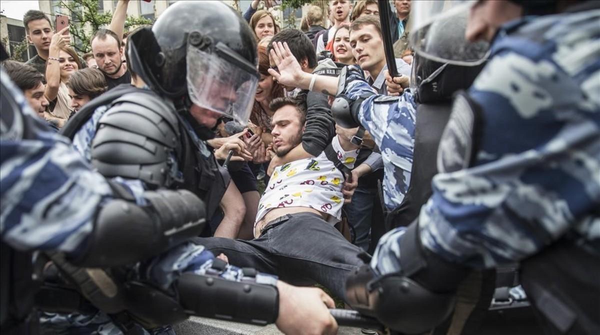 La policía detiene a un manifestante en Moscú.