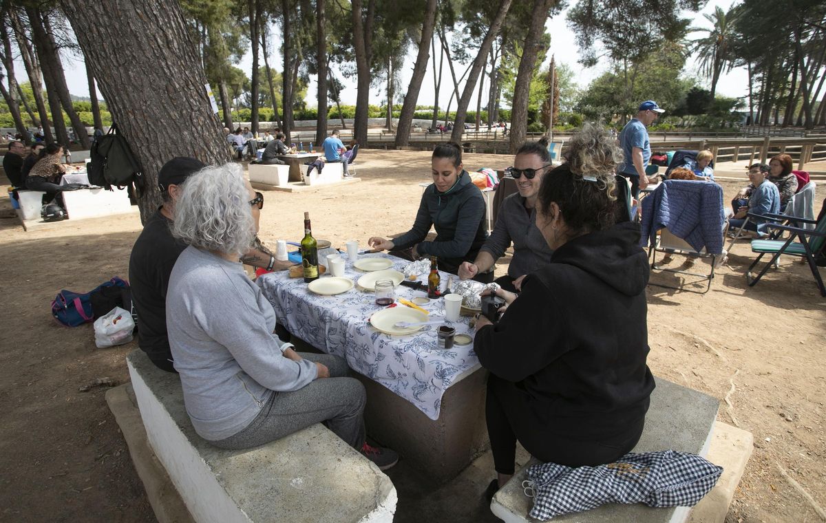 Vecinos disfrutando de la Font de Quart