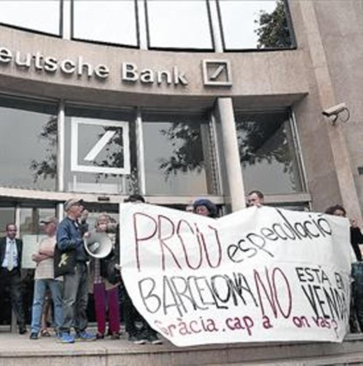 Acció celebrada ahir davant la vella seu de l’entitat bancària.