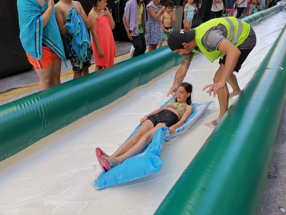 Un tobogán acuático para dar la bienvenida al verano en Marín