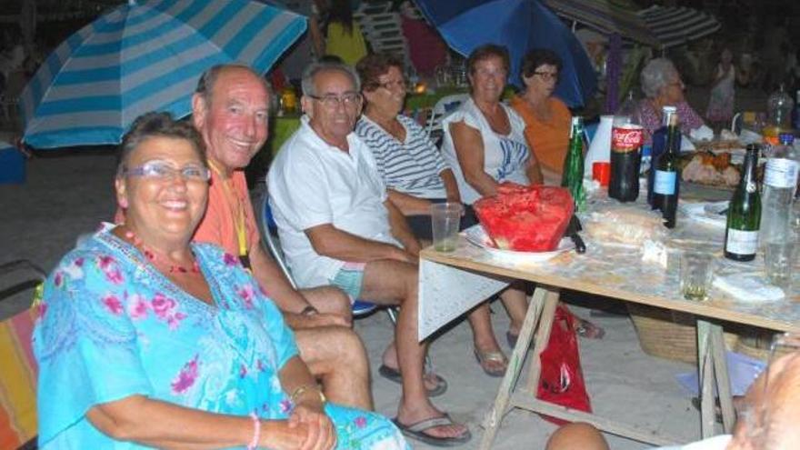 La playa se llenó como si fuera de día.