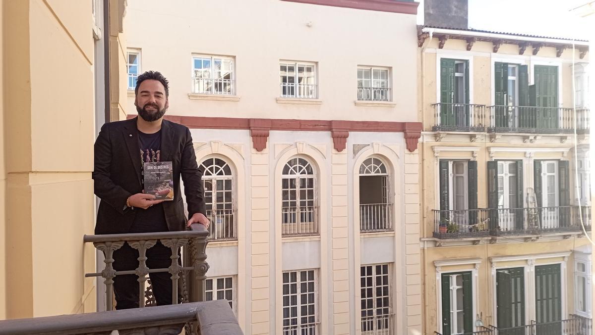 Alejandro García Maldonado, en la sede de La Opinión, con su nuevo libro.