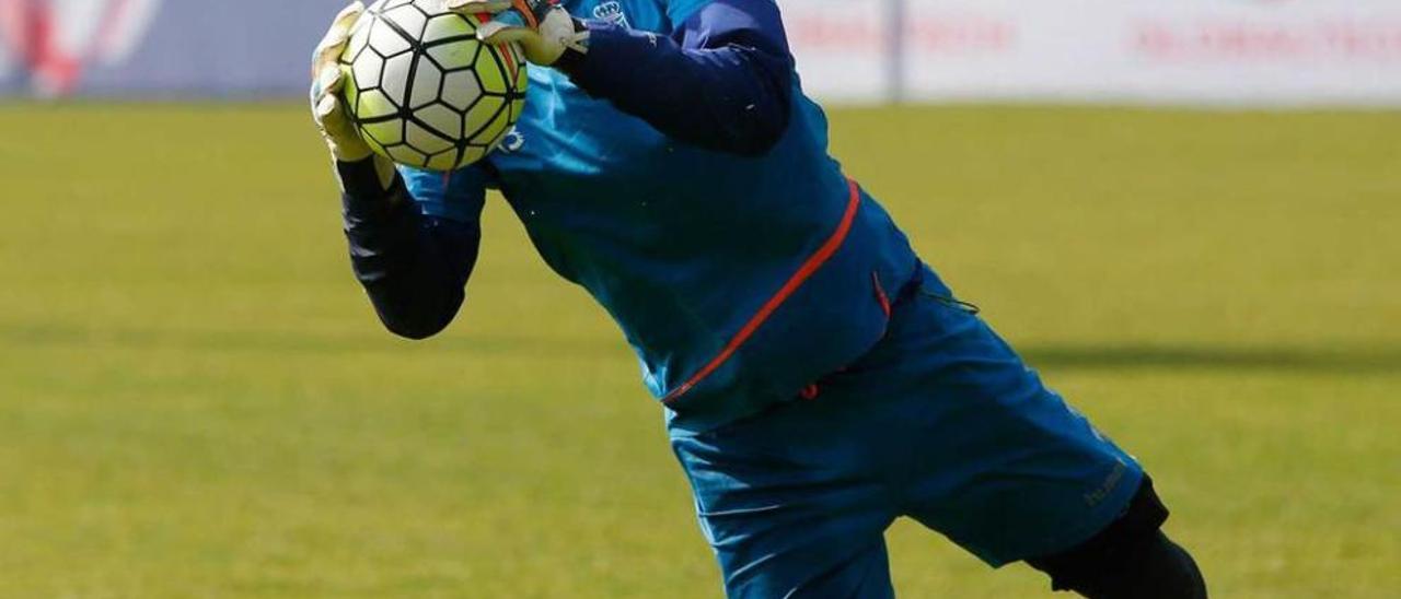 Miño, en un entrenamiento con el Oviedo.