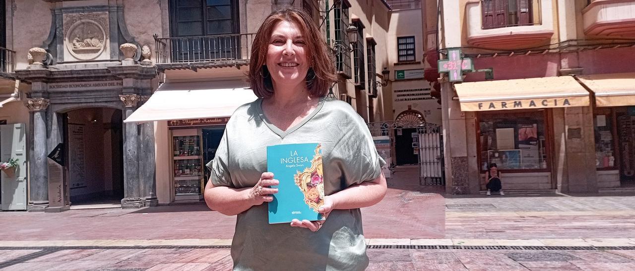 Ángela Swan, con su novela en la plaza de la Constitución, esta semana.