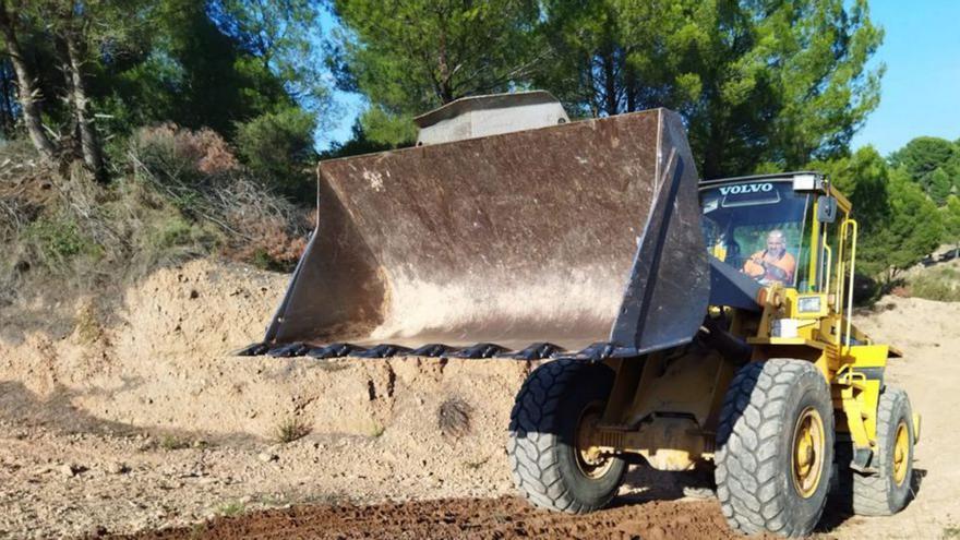 Maquinaria pesada permite agilizar los trabajos de mejora en vías rurales. | JAVIER NOMDEDEU