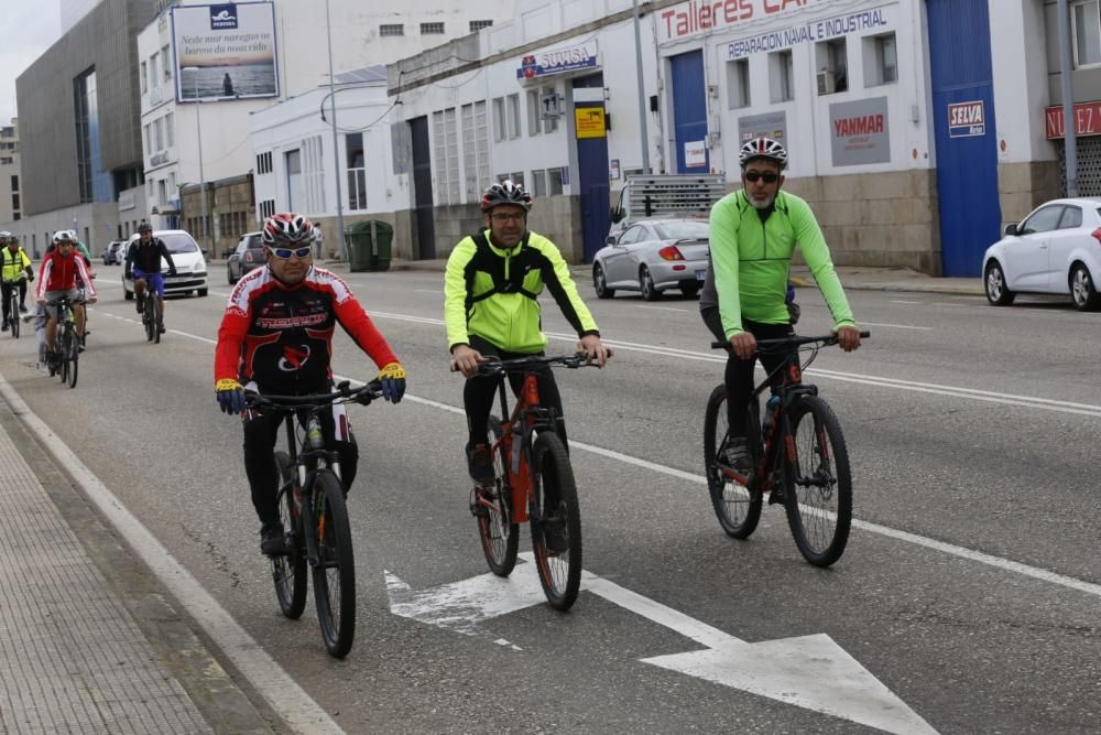 Decenas de ciclistas de todas las edades convergen en la ruta ''Bicis na primavera'' para disfrutar de un recorrido de varios kilómetros por Vigo.