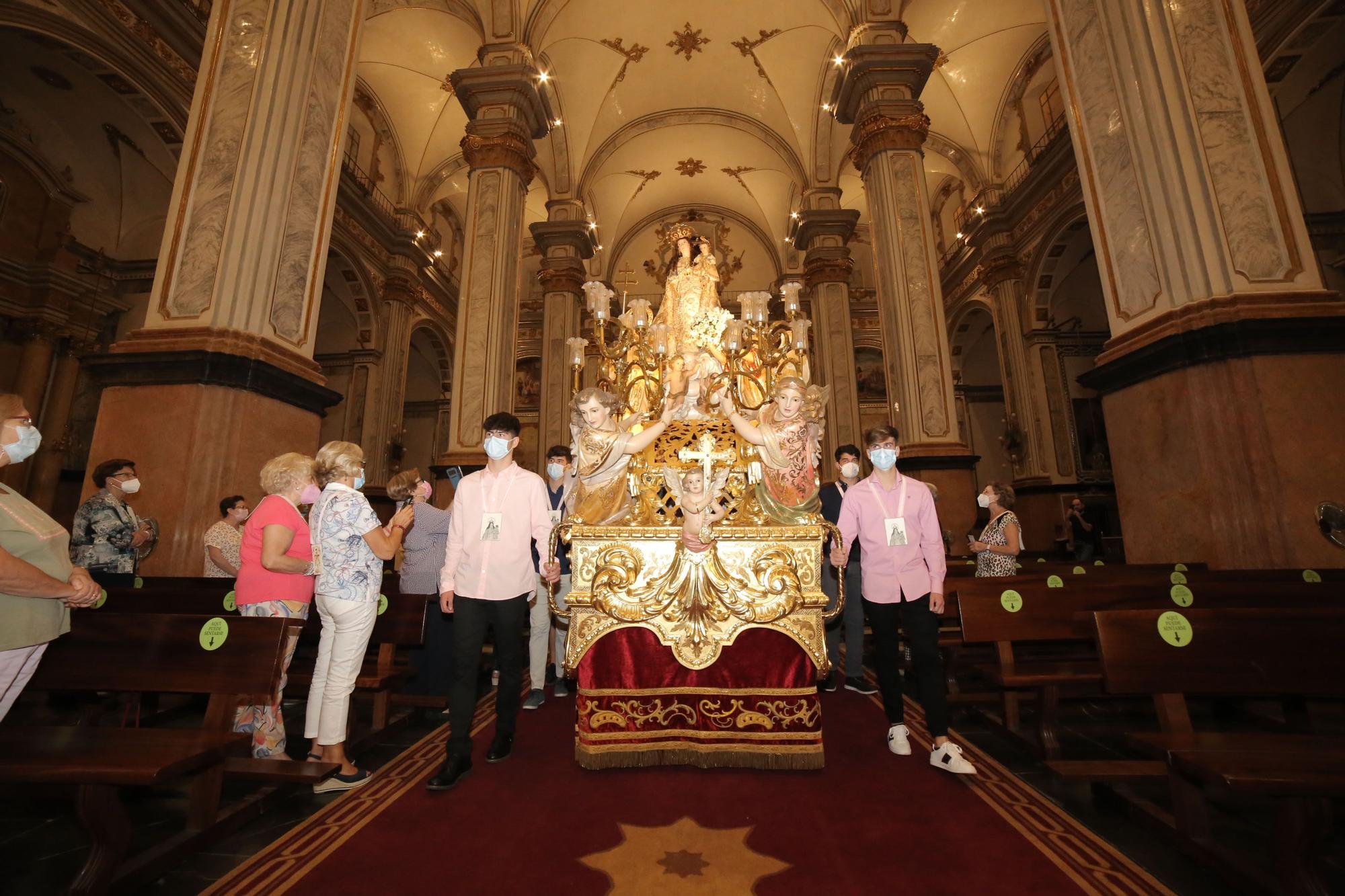 La Virgen del Rosario llega a la arciprestal para sus fiestas en Vila-real