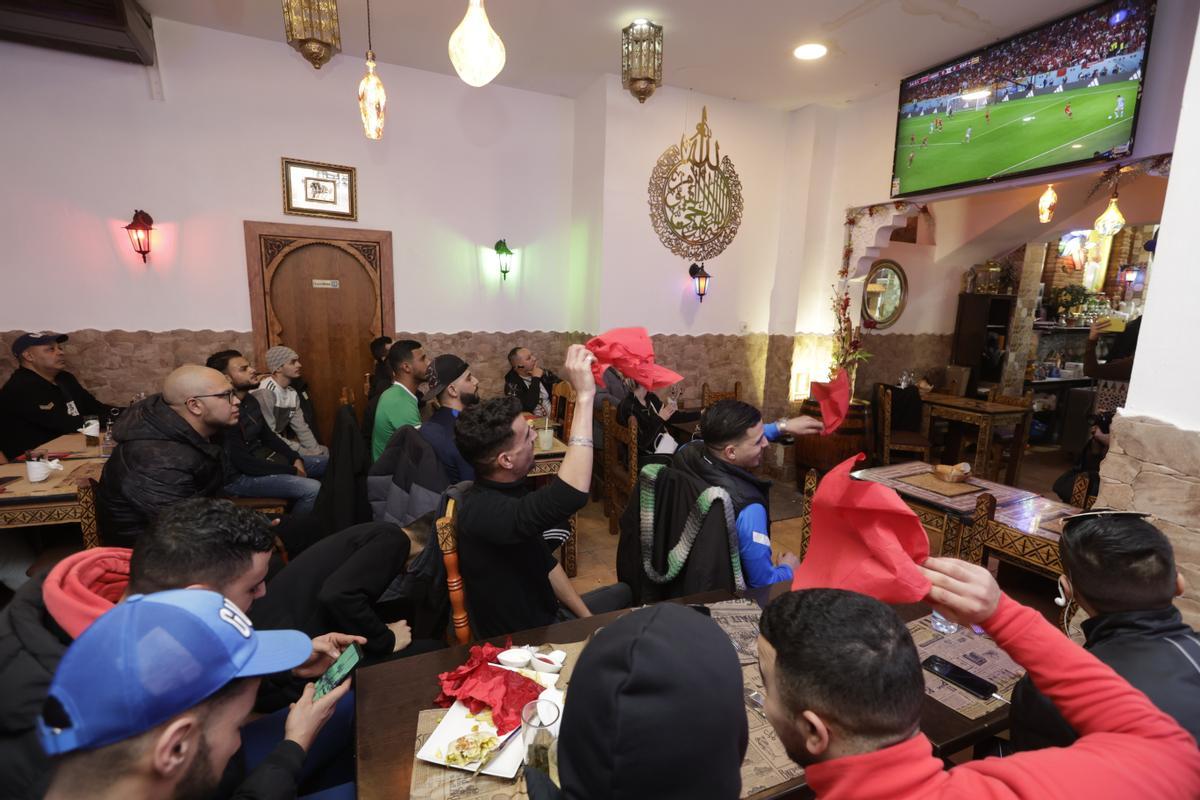 Aficionados marroquís siguiendo el partido en el Restaurante Rahma de Barcelona