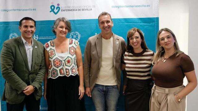 Foto de familia. De izquierda a derecha; Víctor Bohórquez, presidente del ICOES; María Muñoz, matrona del Hospital Universitario Virgen Macarena; Jorge Romero, vocal de matronas del ICOES; Carmen Mejías, presidenta de la Asociación Andaluza de Matronas y María Fernández, fotógrafa.