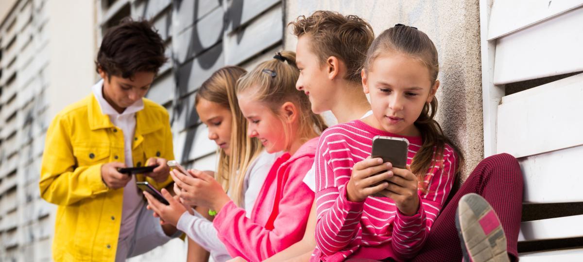 Un grupo de niños con sus móviles