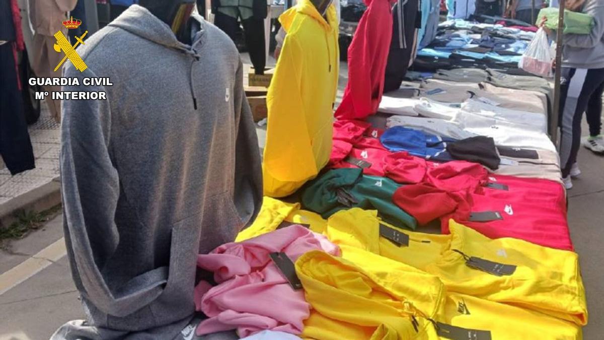 Prendas falsificadas en el mercadillo de Navalmoral