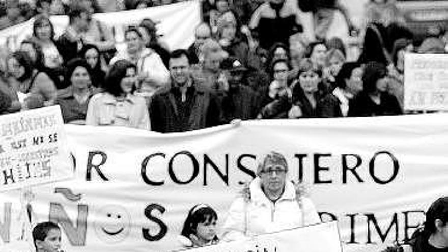 Manifestación de padres y alumnos para pedir la cubierta de la cancha.