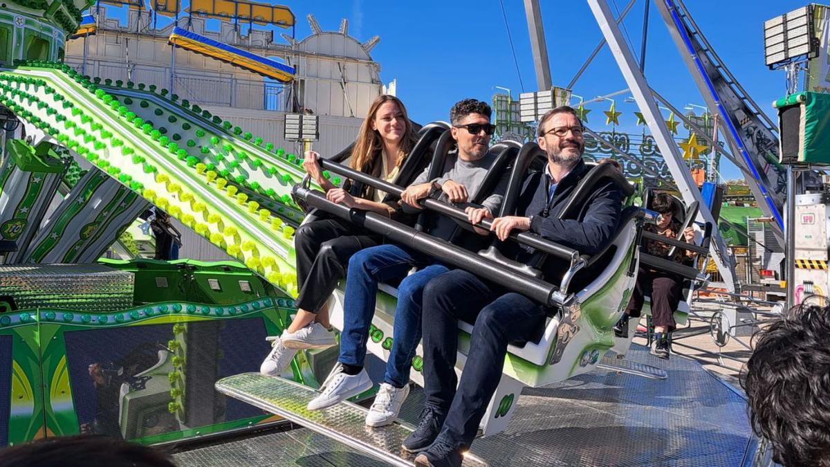 El alcalde y concejales se subieron a algunas de las atracciones que ofrece la feria.