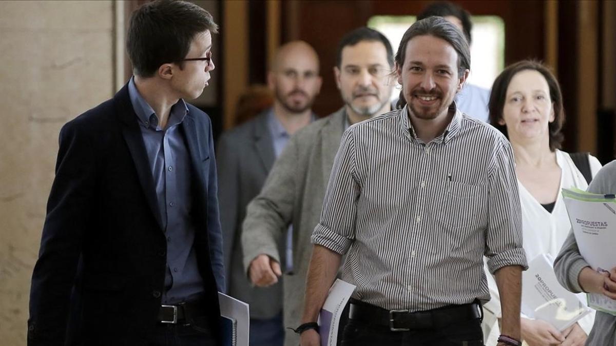 Pablo Iglesias e Íñigo Errejón encabezan el equipo de Podemos a la llegada de la reunión con PSOE y C's.