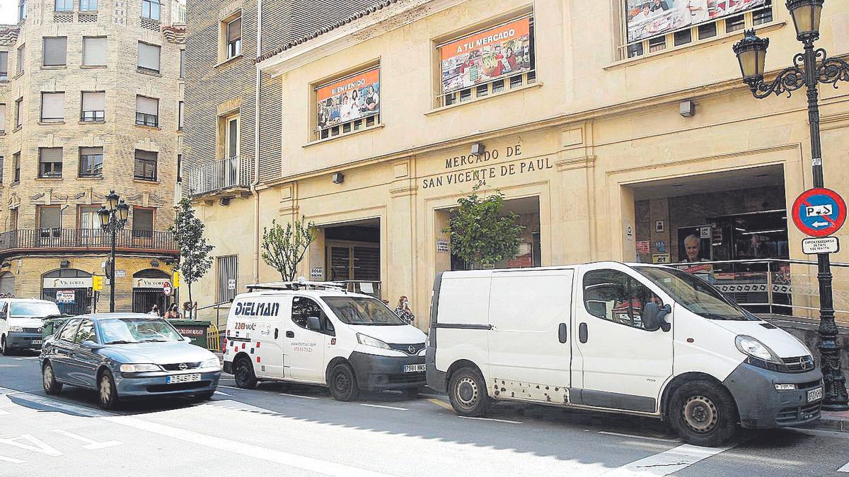 Dos furgonetas en las puertas de entrada del mercado de San Vicente de Paúl, en Zaragoza