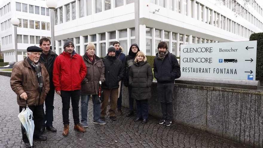 La delegación de afectados por el mercurio y el diputado Rafael Mayoral, a la derecha, en la sede de Glencore.